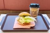 450円のえびバーガーと220円のカフェオレ、別で買ったら670円のところ、モーニングでコンビにしたら500円になり、170円お得（筆者撮影）