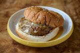  「チーズバーガー」（350円）。しっとりとした食感のバンズと厚みのあるパティが特徴だ（筆者撮影）