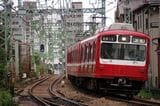 「ダルマ」と呼ばれ親しまれた800形。「新逗子」の行先表示も今となっては懐かしい（撮影：南正時）