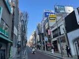 神楽坂下から上っていくメインストリート「神楽坂通り」（写真：筆者撮影）