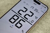 iPhone内部には温度センサーがあるはずだが筆者の知る限り、その数値を表示させられるアプリはない。おそらく、気温などとして表示するには、本体温度などの影響を受けすぎるからだろう。アプリで表示されるのは通信で取得する現在位置の気温。執筆時は22度。快適。ずっとこうならいいのだが（写真：筆者撮影）