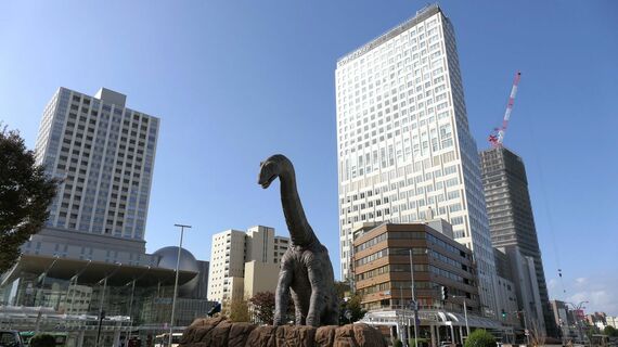 福井駅西口の恐竜と超高層ビル