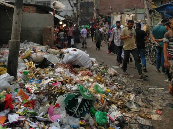 ゴミだらけの道