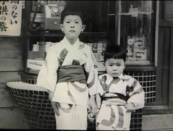 幼少期の江蔵智さんと弟