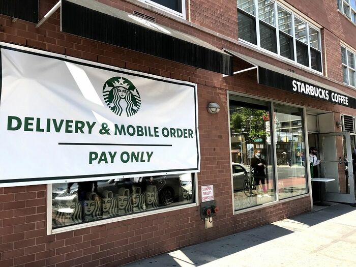 テイクアウトの受け渡しは店の前で