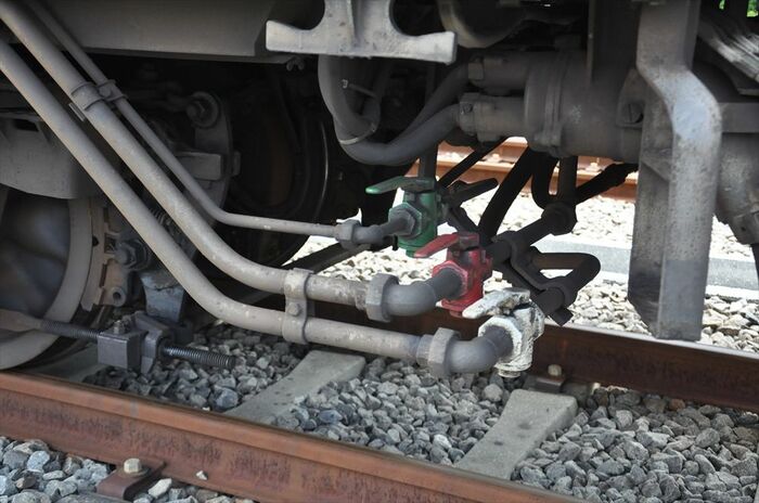 3本あるブレーキの空気配管。新型車は1本だという