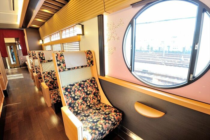 「京とれいん雅楽」の車内