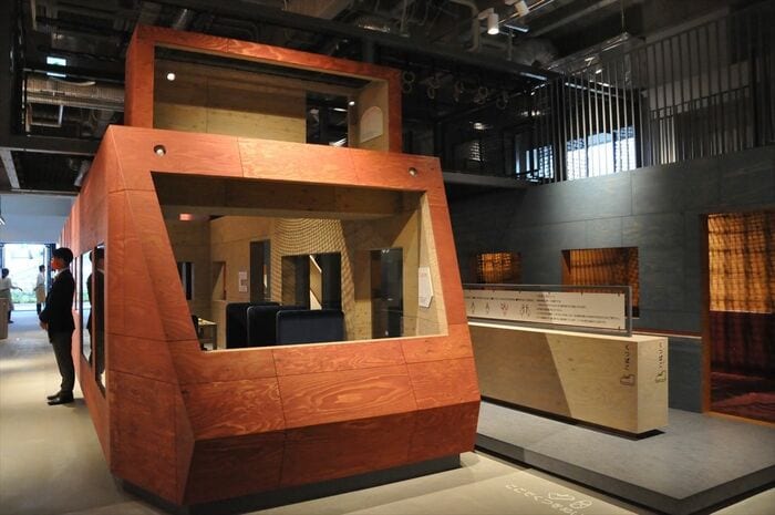 ロマンスカーの展望席を模した木製の遊び場