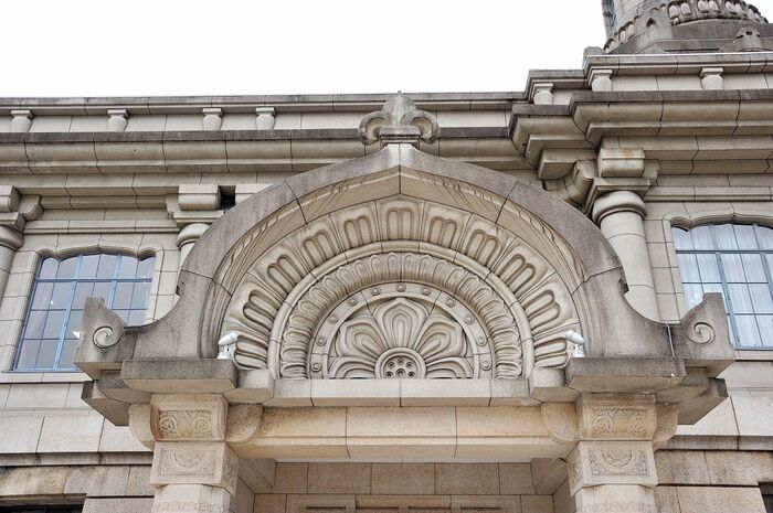 蓮のモチーフのレリーフ