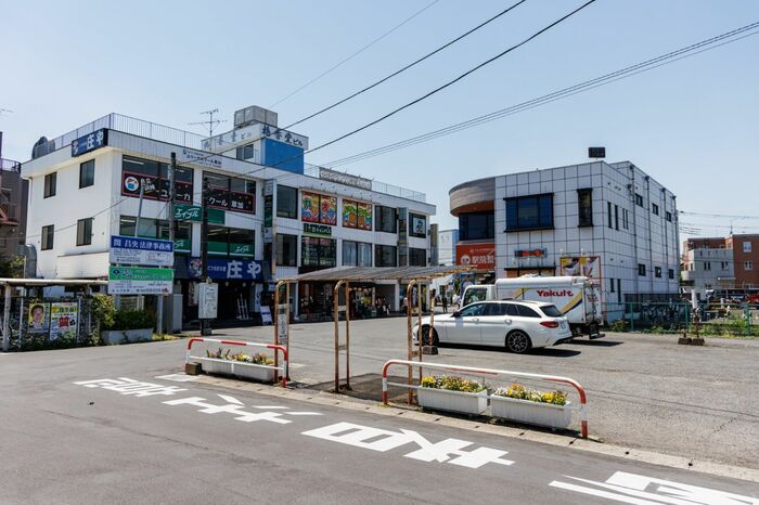 谷塚駅西口。バス乗り場を兼ねた小さな広場が、