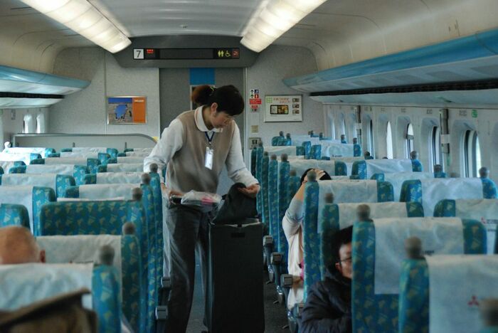 車内に常駐してゴミを回収する車内スタッフ