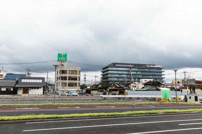 太田駅北口駅前からはスバルの工場が見える。