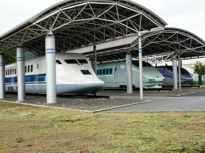 鉄道総研風洞技術センターに並ぶ試験車両3種