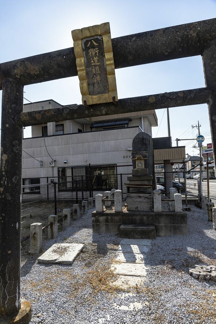 佐野市駅前の道祖神。その裏には開業記念の碑も