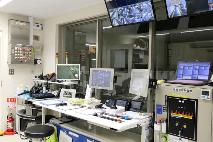 運転室には様々なモニターや機器が並ぶ