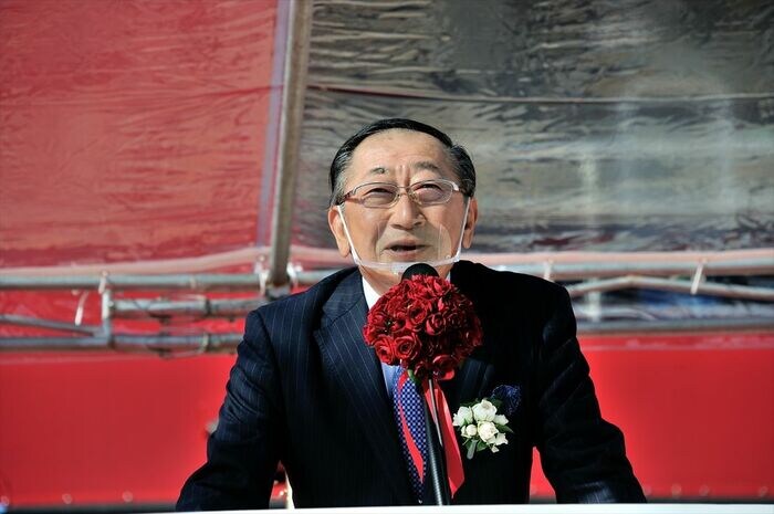 完成式典であいさつするJR九州の青柳俊彦社長