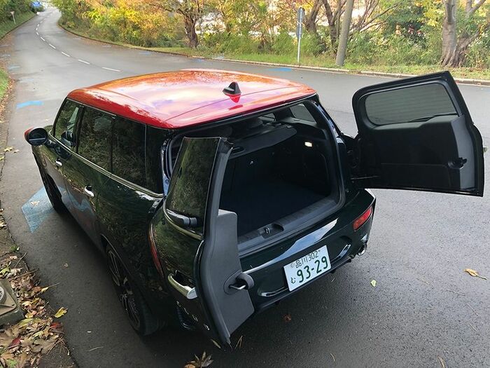 特徴はセンターから両開きのテールゲート