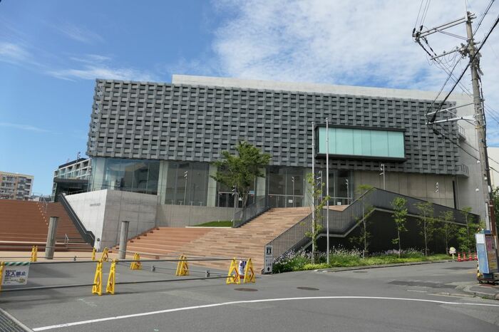 真新しい複合公共施設の建物