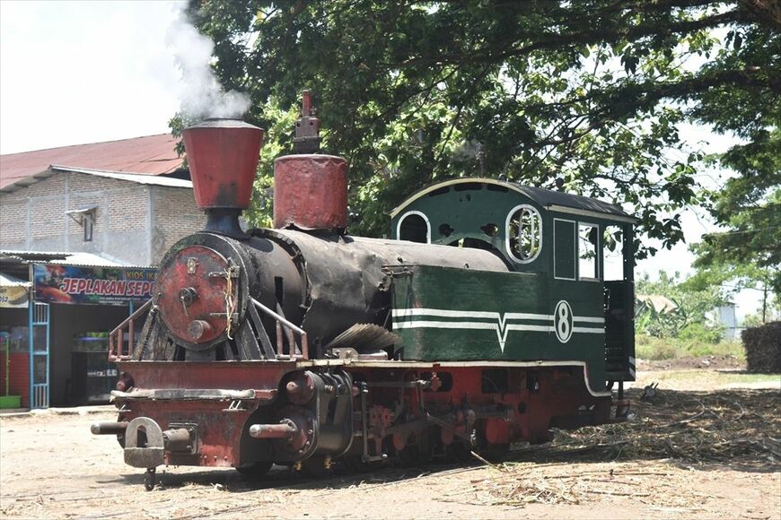 入れ換えで工場内から姿を現したPGパゴタン8号機。踏切に出てくるときが撮影チャンス＝2022年（筆者撮影）