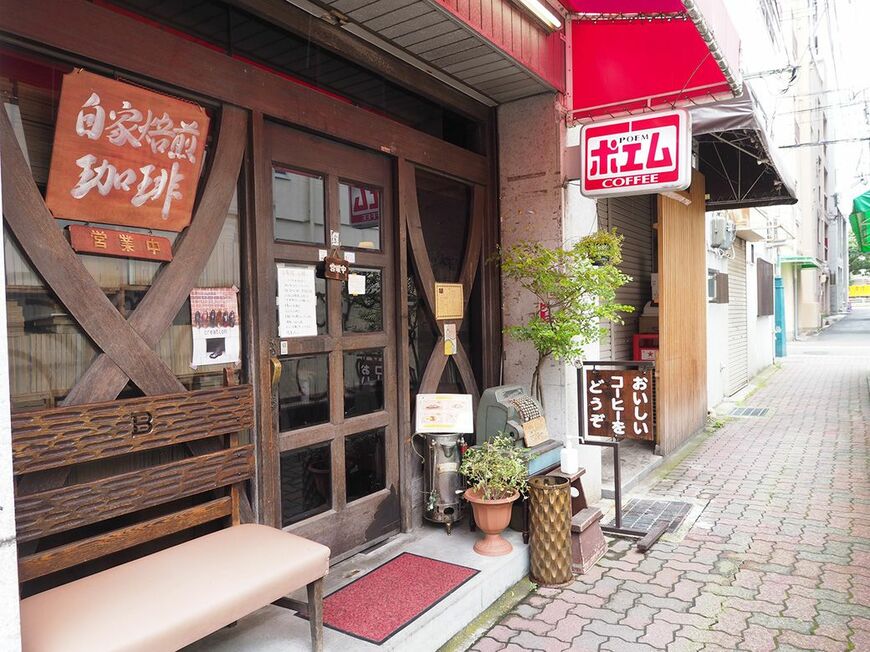 喫茶ポエム元町本店の外観。45年の歴史を持つ喫茶店を居抜きで受け継いだ（著者撮影）