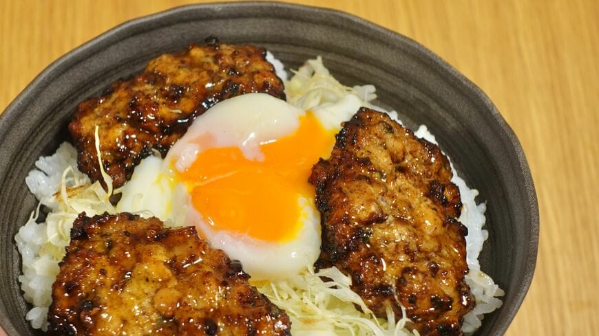 コンビニの冷凍つくね＋温泉たまご＋キャベツの千切りで、つくね丼のできあがり（写真：筆者撮影）