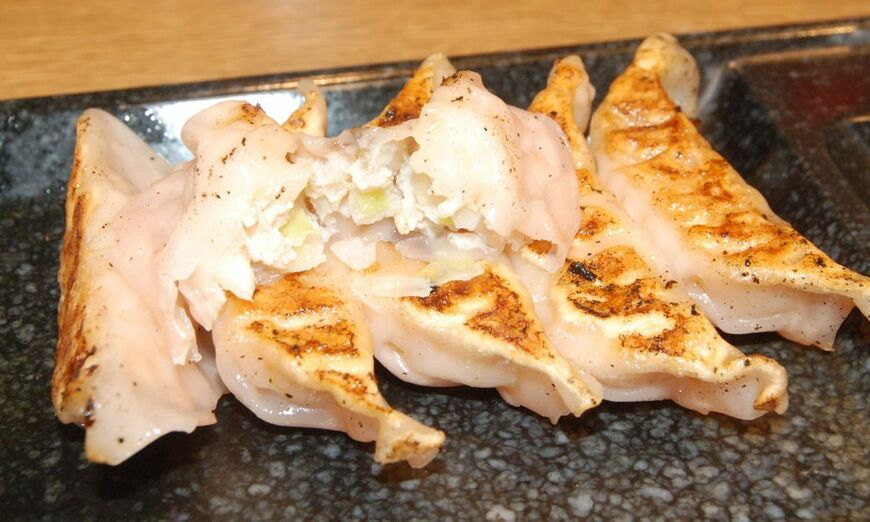 春夏限定の海老餃子（６個、３５０円）、ダブル（１２個）は６８０円。海老と鶏肉、キャベツ、玉ネギ、ショウガなどをバランスよく配合してある。 ほんのりピンク色で透明感のある皮は、モチモチとし、表面はつるっとしている。海老餃子はニンニク不使用