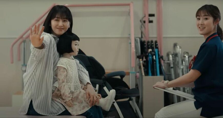  主人公は娘を亡くした悲しみから、人形をかわいがるように（出所：東宝MOVIEチャンネル） 