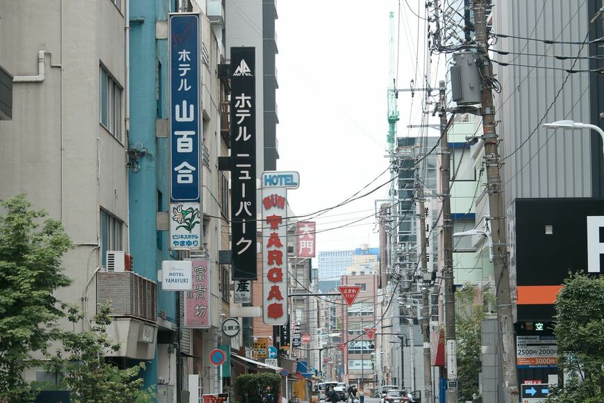 駅前旅館の名残として立ち並ぶビジネスホテル（筆者撮影）