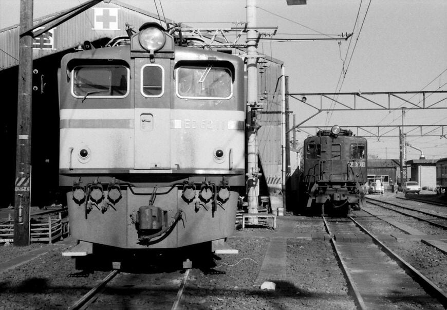 豊橋機関区で並んだ飯田線用のED62形（左）とEF10形（撮影：南正時）