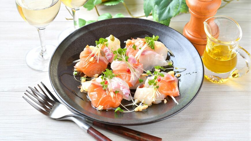 刺身用のお魚に「オリーブオイル」「酢」「塩」「こしょう」のドレッシングをかけた「お魚のカルパッチョ」は、腸活におすすめの「エキストラバージンオリーブオイル」のとり方です（写真：ぱぱ〜ん／PIXTA）