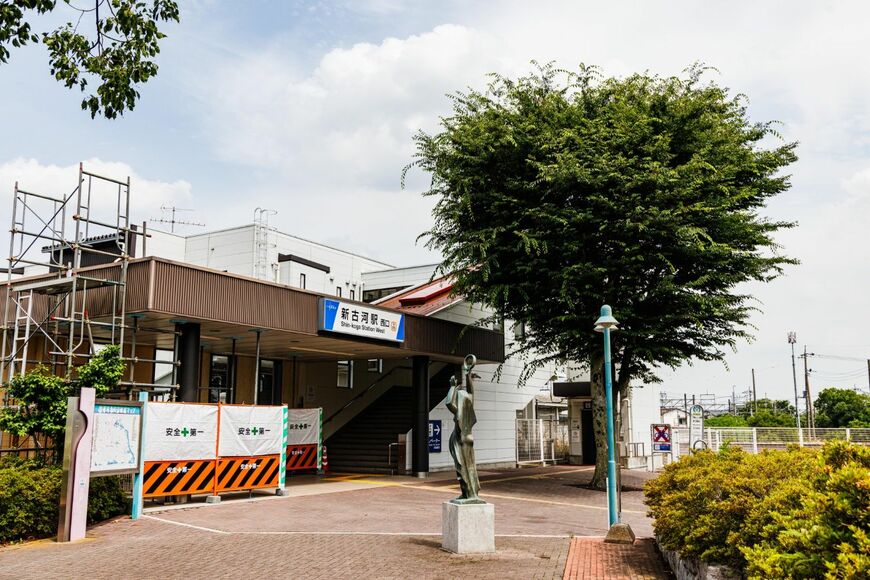 新古河駅の西口。小さなロータリーがあり、駅前には東武系列が開発した住宅地も（撮影：鼠入昌史）