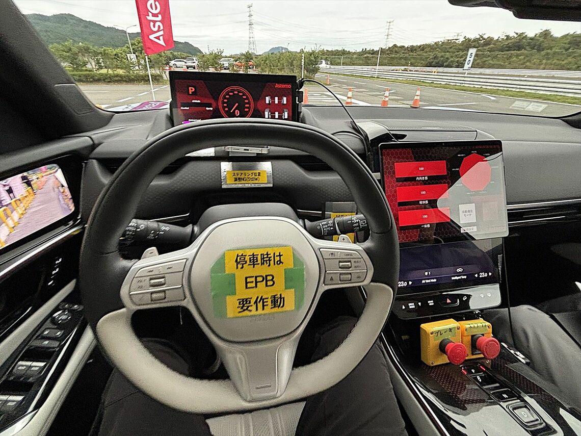 大型のタッチパネルが装着される「V01」の車内（筆者撮影）