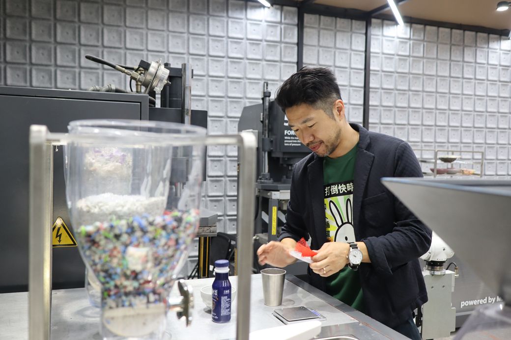 「Trash Kitchen」と呼ばれる「MINIWIZ 小智研發」の実験室は、一般客も外から見学可能。中高生・大学生、企業、一般客を対象にしたワークショップも開催されている（筆者撮影）