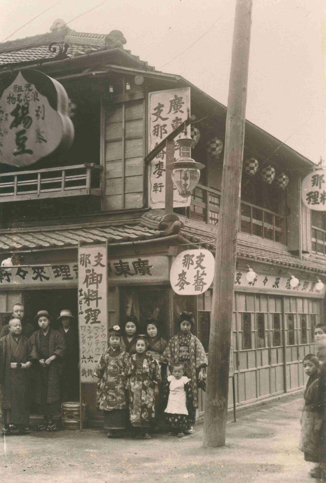 1910年創業の浅草の名店、來々軒。1914年頃の店頭を写した写真では、「シウマイ」の文字が確認できる（画像提供：新横浜ラーメン博物館）