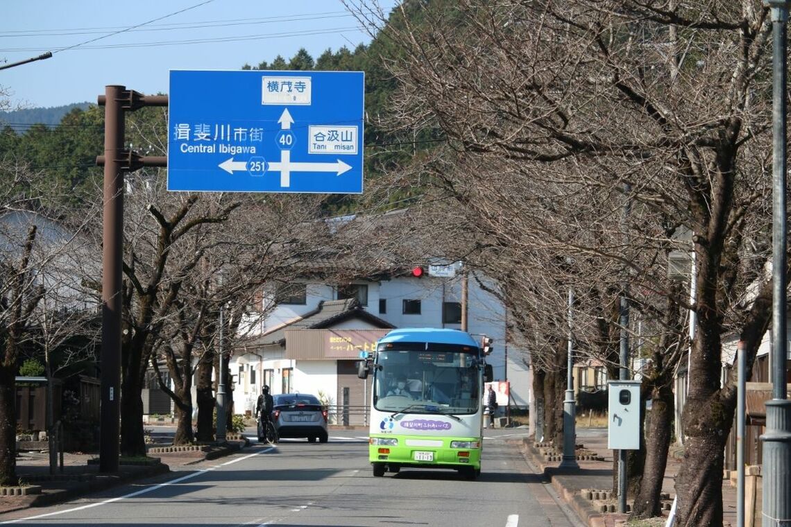 谷汲山付近を走る谷汲口駅行き