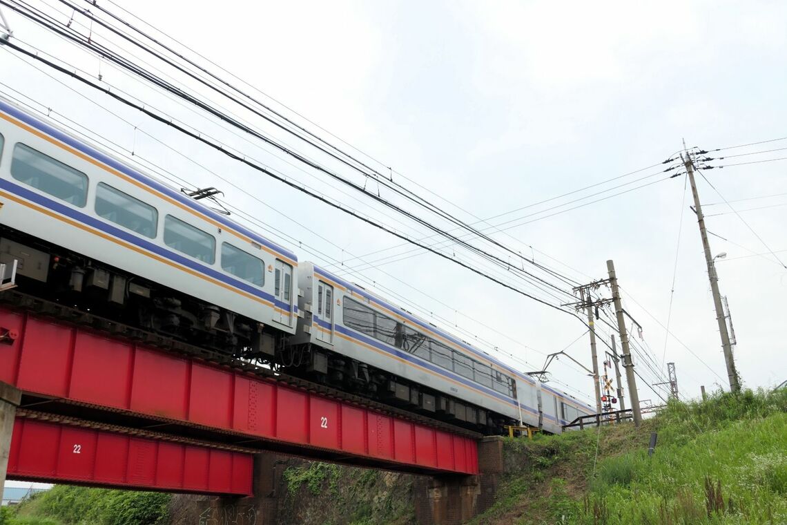 号車によって窓の形が違うのがわかる（記者撮影）