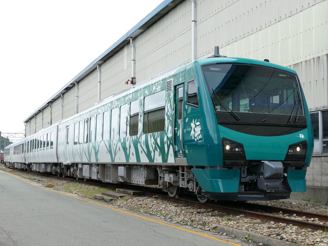 JR東日本の「HB-E300系」。観光列車にもハイブリッド車両が導入されている（編集部撮影）