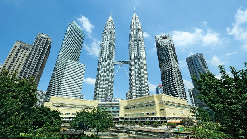 シンガポールやタイに比べた物価の安さも中国人観光客を引きつけている。写真はクアラルンプールのランドマークであるペトロナス・ツインタワー（マレーシア政府観光局のウェブサイトより）