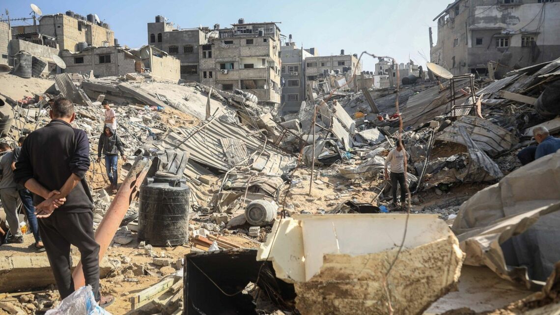 イスラエル軍の空爆により破壊されたパレスチナ・ガザ地区の住宅(写真:Bloomberg)