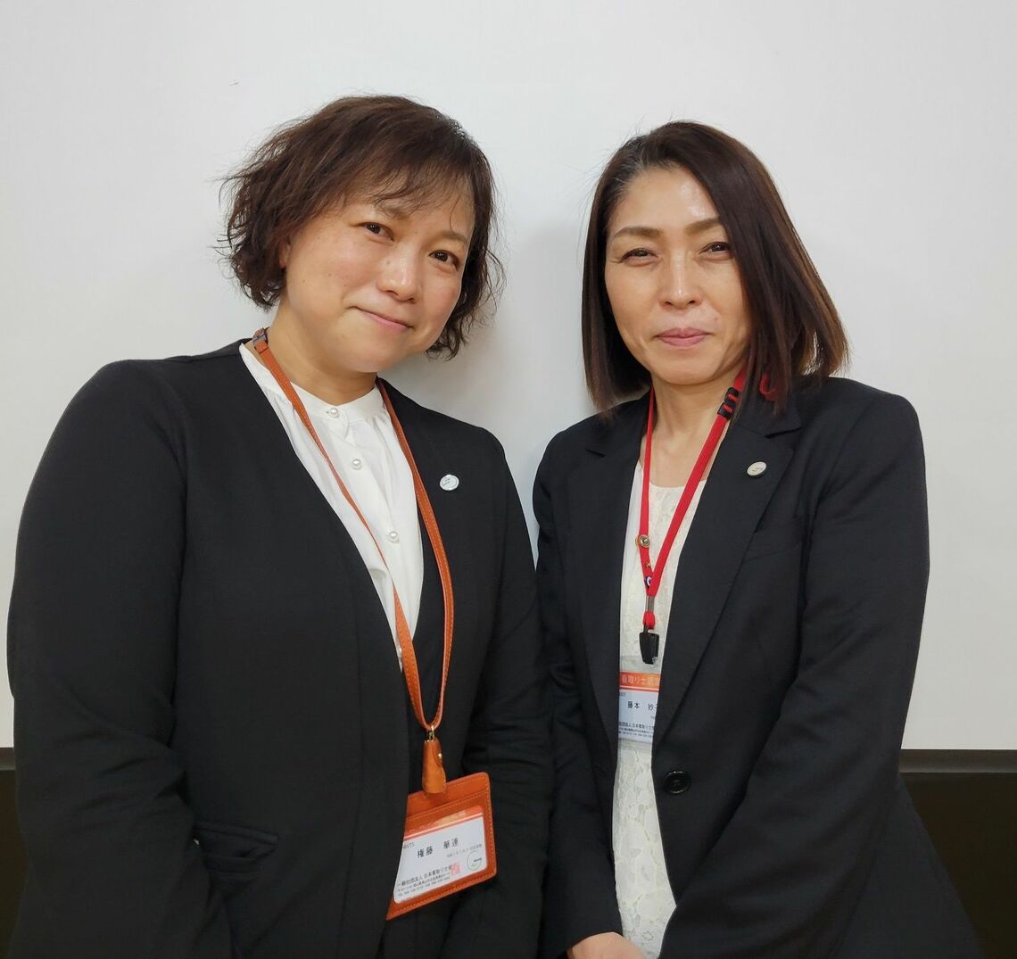 看取り士の権藤華連（左）と藤本妙子