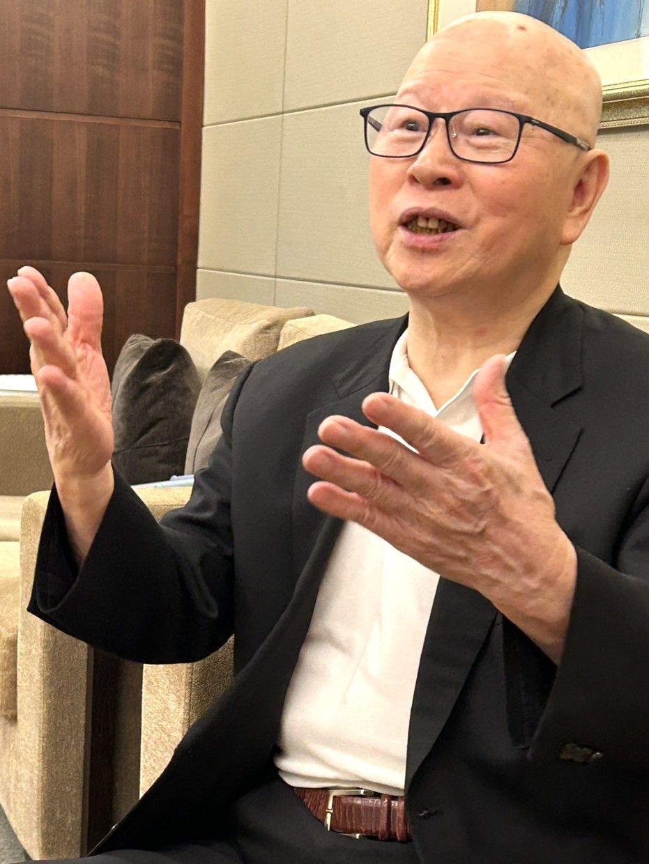 きょ・しんりょう Hsu Hsin-liang／1941年、日本植民地時代の、現在の台湾桃園市で生れる。台湾・国立政治大学卒業。エジンバラ大学留学。1959年、国民党に入党。1973年台湾省議会議員。1977年、桃園県長（知事）選挙に自主出馬して当選。1979年に反体制デモ「中壢事件」に関与して県長停職処分を受け、国民党除名。反政府雑誌「美麗島」雑誌社長。美麗島事件の発生で帰国を拒否され、アメリカで「台湾建国聯合陣線」を結成し、反体制活動に従事。89年に中国から漁船での密航で帰国。90年5月に李登輝総統による特赦で釈放。1992～1993年、1996～98年、民進党主席。2000年の総統選挙に民進党を離党して出馬するが落選。2000～2002年、総統府資政。2008年、民進党に復党。2016年から、国家安全局の外郭団体であるシンクタンクの亜太和平研究基金会董事長（会長）。台湾の「本省人」（戦前からの台湾住民とその子孫）の中でも少数の客家人。