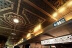 床や壁面は寄木細工などの凝った装飾を施している