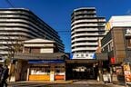 マクドナルドが食い込むように牛田駅の脇にあり、