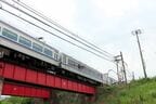 号車によって窓の形が違うのがわかる