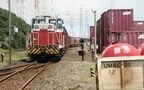 荷役線を出る列車