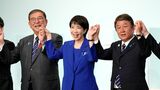 手を取り合う