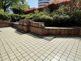 2代目横浜駅舎基礎部分のレンガ遺構。マンションの敷地内にあるが、横浜市の市街地環境設計制度により「公開空地」として一般公開されている（筆者撮影）