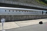 リニア新型車両M10はアルミ無塗装の車体にゴールドのラインが特徴（記者撮影）