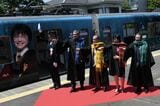 西武線豊島園駅での「ハリー・ポッター」ラッピング列車出発式で、魔法の杖を振る西武HDの後藤高志CEO（右）ら＝2023年5月16日（記者撮影）