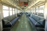 通勤通学用の一般車両らしいロングシートの車内（記者撮影）